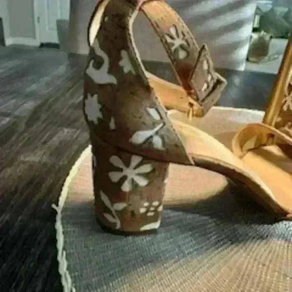 Coach and Four Sandal‎ - Picture 2 of 7